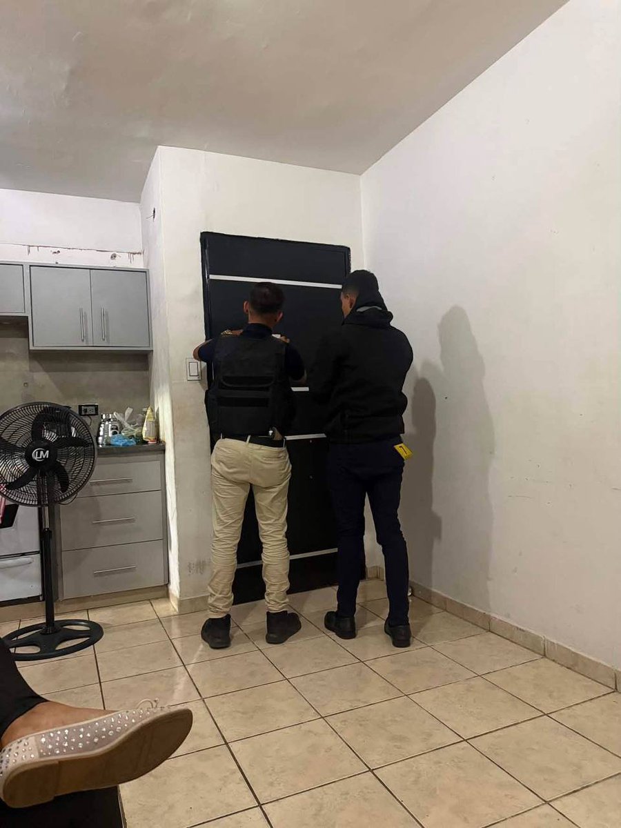 lalogitud's tweet photo. Nicolás Maduro y su plaga..
Un funcionario del Cuerpo de Investigaciones Científicas, Penales y Criminalísticas (CICPC), identificado por los denunciantes como Adrián Gamarra, fue señalado de haber disparado contra un apartamento donde una madre y su hijo de 9 años se habían https://t.co/qXNIbHJf40