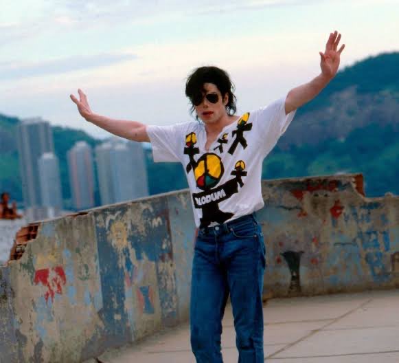 FalandoDeMaico's tweet photo. Graças a Deus, Michael Jackson é brasileiro e nunca nos decepcionou 🇧🇷🙏🏻 https://t.co/jtO0dqTJn6