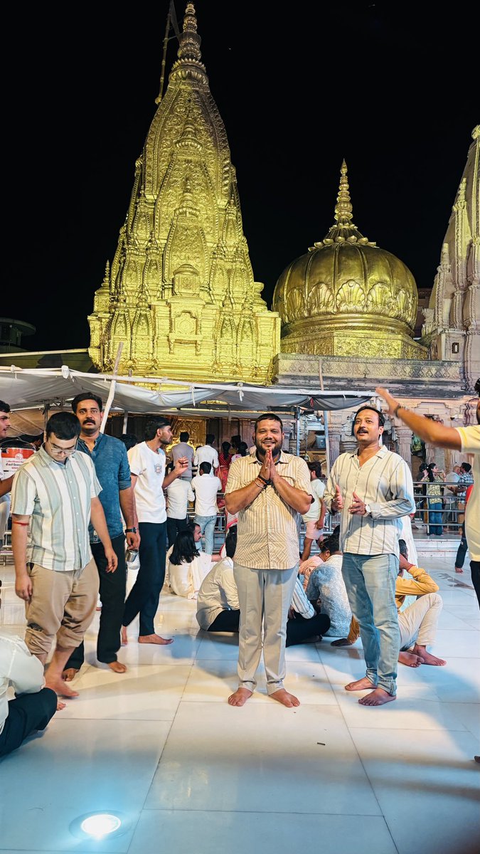 Thevikrantvik's tweet photo. आज पावन काशी में मित्रों के साथ भगवान श्री काशी विश्वनाथ जी की शयन आरती में सम्मिलित होने का परम सौभाग्य एवं आशीर्वाद प्राप्त हुआ।

बाबा के श्रीचरणों में बिताया यह दिव्य क्षण मन को अपार शांति, आत्मिक आनंद और नई ऊर्जा से भर गया। https://t.co/vino6nsslx