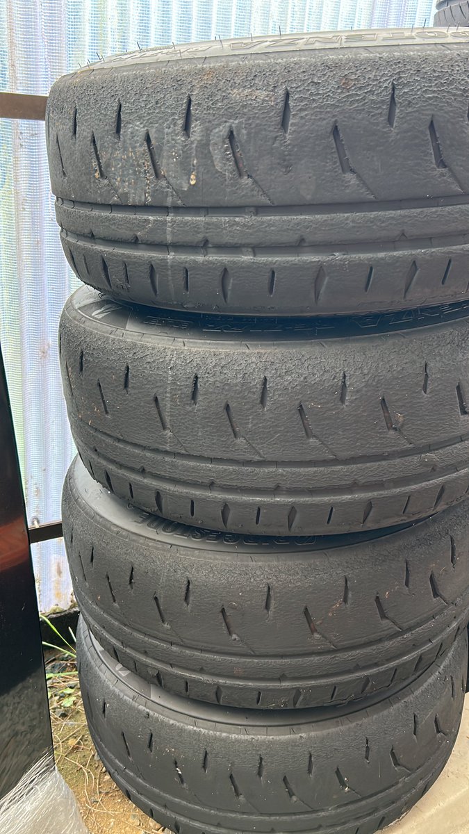 UeshimaM's tweet photo. 【タイヤは刺身】

みたいなモンです。

スポーツ走行に使うならウェットだとしても、
「溝のある古いタイヤ」よりも「溝の無い新しいタイヤ」ですね。

昨日同じタイヤの鮮度違いを3台乗り比べて確認しました（苦笑）

どのくらいまでが鮮度維持出来るかというと、肌感覚では「製造1年以内」くらいかなと。

タイヤ屋さんの保管状況にもよりますけども。

という訳で、

【皆さんそれぞれの使い方で1年くらいで使い切る銘柄を履きっぱなしにする】

のが、改めて最適解かもなぁなんて思ったりしますわ。

しらんけど

#オヤジの自分語り