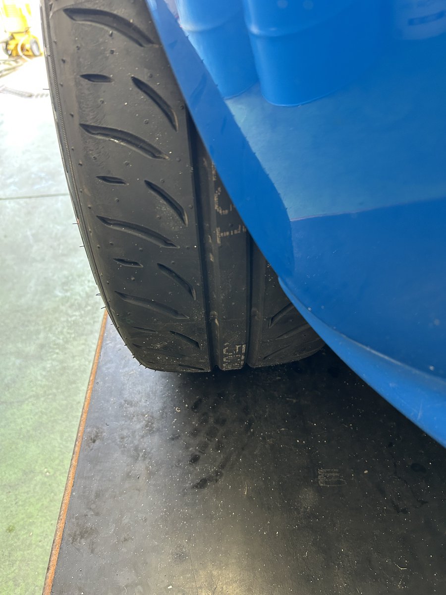 UeshimaM's tweet photo. 【タイヤは刺身】

みたいなモンです。

スポーツ走行に使うならウェットだとしても、
「溝のある古いタイヤ」よりも「溝の無い新しいタイヤ」ですね。

昨日同じタイヤの鮮度違いを3台乗り比べて確認しました（苦笑）

どのくらいまでが鮮度維持出来るかというと、肌感覚では「製造1年以内」くらいかなと。

タイヤ屋さんの保管状況にもよりますけども。

という訳で、

【皆さんそれぞれの使い方で1年くらいで使い切る銘柄を履きっぱなしにする】

のが、改めて最適解かもなぁなんて思ったりしますわ。

しらんけど

#オヤジの自分語り