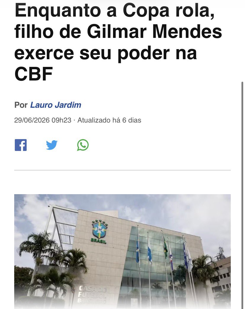 DamaDeFerroTV's tweet photo. O ápice da destruição da escola brasileira de futebol aconteceu hoje, mas vem de muito tempo, desde que os campeonatos passaram a ser integralmente controlados pela máfia globo-CB e, para piorar, mais recentemente por políticos do centrão e tiranos de toga. 

Explica-se: 
o campeonato brasileiro e os campeonatos estaduais eram mananciais de formação de atletas, porque efetivamente havia disputa real, a diferença financeira entre os clubes não era tão abismal. 

Até que entra em ação o monopólio de transmissão da rede Goebels, cujo dono foi um dos primeiros sócios de certo  clube carioca. 

Passou a haver transmissões em nível nacional de basicamente dois clubes,  que também recebiam valores muito superiores a título de direitos de transmissão.  

O fosso de recursos se aprofundou pelo fato das empresas que patrocinam o futebol despejarem muito mais dinheiro nos times que têm exposição em TV aberta. 

E isso não decorreu apenas da mente doentia dos manipuladores da Goebels,  mas também da tentativa da espanholizar os campeonatos, pois reduzindo a expressão popular da maioria dos clubes fica mais fácil negociar os contratos com os clubes da prateleira de cima, os demais estão sempre com o pires na mão. 

Ajudou muito o fato dos dirigentes de clubes de futebol serem na imensa maioria apenas canalhas corruptos, que abortaram a efetividade de associações como o clube dos 13. 

Esse cenário somente foi possível pelo apoio da mídia, que sempre escondeu os sucessivos escândalos, para manter o produto futebol atraente.  

Mais recentemente a mídia esportiva foi tomada por adolescentes tardios para os quais o importante é haver bandeirinhas de escanteio com arco-íris, "inclusão e outras bostas similares. 

Há também um componente ético-moral. 

Sempre houve ladroagem no futebol,  mas até 2 décadas atrás de regra o resultado espelhava a competição esportiva.  

Com a ascensão do lulismo, o futebol passou a ser apenas mais um terreno a ser aparelhado, rapinado em larga escala, e laboratório de engenharia social. 

Já há clubes que implementam em suas bases lavagem cerebral identitária, o que explica em parte tantos jogadores cagões e bebês chorões.  

A seleção eliminada é um amontoado de jogadores comuns com nome e sobrenome (nada de Pelés, Didis, Vavás, Garrichas) mas que jogam na Europa, ainda que muitos em clubes e ligas inexpressivas, já que o futebol brasileiro voltou a ser vira-lata. 

O Brasil está afundado num atoleiro econômico, político, social, educacional,  de valores, de accountability.