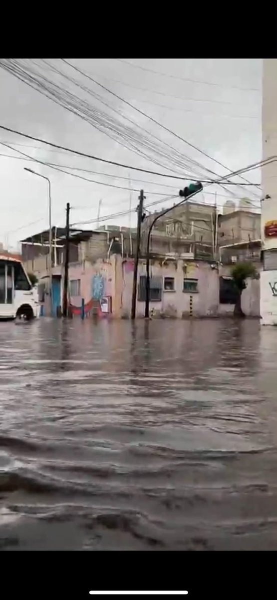 Epicentrodgt's tweet photo. 🚐🌧️ Una combi quedó atrapada debido a la inundación que comenzó a registrarse en la calle 15 Sur, entre la 19 y 21 Poniente. ⚠️💦
🚧 Se recomienda a los automovilistas evitar la zona y extremar precauciones ante las lluvias.
#Puebla #Inundación #Lluvias #Precaución #ÚltimaHora https://t.co/JbxH7H3wGk