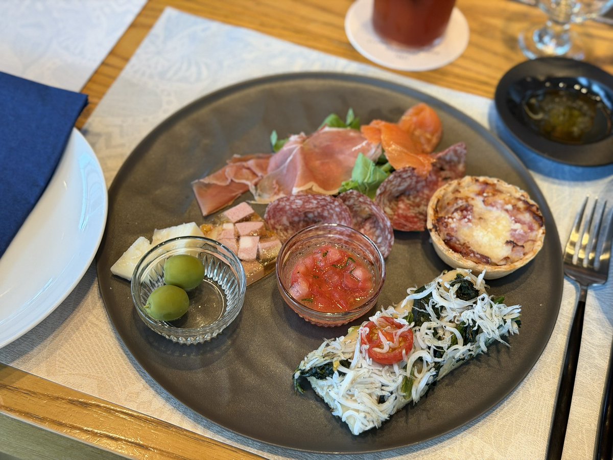 SirensTail1971's tweet photo. 🍷アリビアーモバーアペリチェーナ
(・アリビアーモティーハイボール(スピリットフリー)
 ・バレルエイジドマティーニ(スピリットフリー))

今回初めてカウンターでのアペリチェーナ🌛
カウンターの方が作っている所を沢山見れて有難い笑

パートナーさん達にも人気のテリーヌ本当に美味かった😋 https://t.co/ZbCMP8FPg5