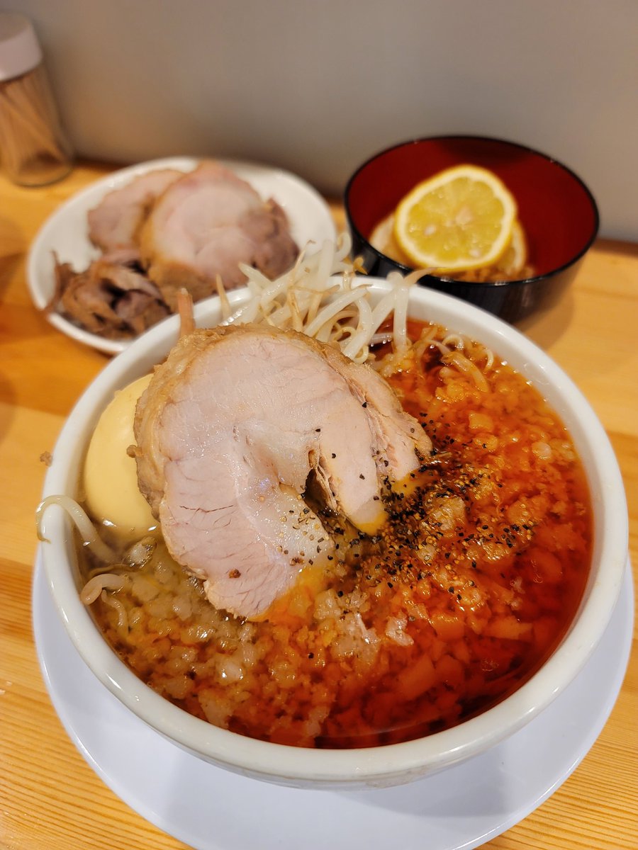 maelst's tweet photo. ヤマロク 連坊店

ざる豚中華
豚増し

つけ汁は並々で豚増し分は別皿での提供
デフォでも美味しいピリ辛なつけ麺だけど
スライスレモン、フライドオニオン、生姜入りのお酢、魚粉なのでカスタマイズしながら美味しく完食🥹🫶 https://t.co/JHpZV7lCsx