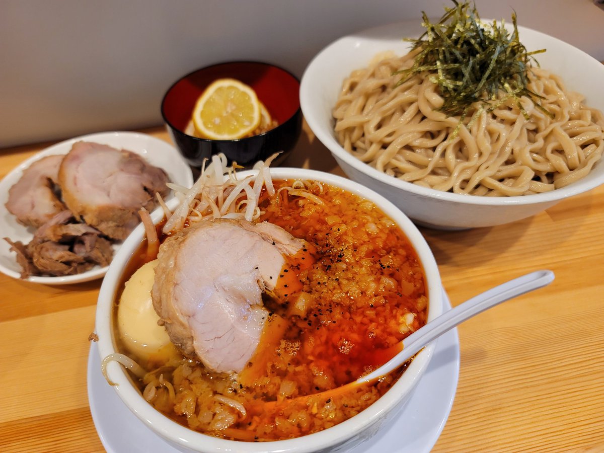 maelst's tweet photo. ヤマロク 連坊店

ざる豚中華
豚増し

つけ汁は並々で豚増し分は別皿での提供
デフォでも美味しいピリ辛なつけ麺だけど
スライスレモン、フライドオニオン、生姜入りのお酢、魚粉なのでカスタマイズしながら美味しく完食🥹🫶 https://t.co/JHpZV7lCsx
