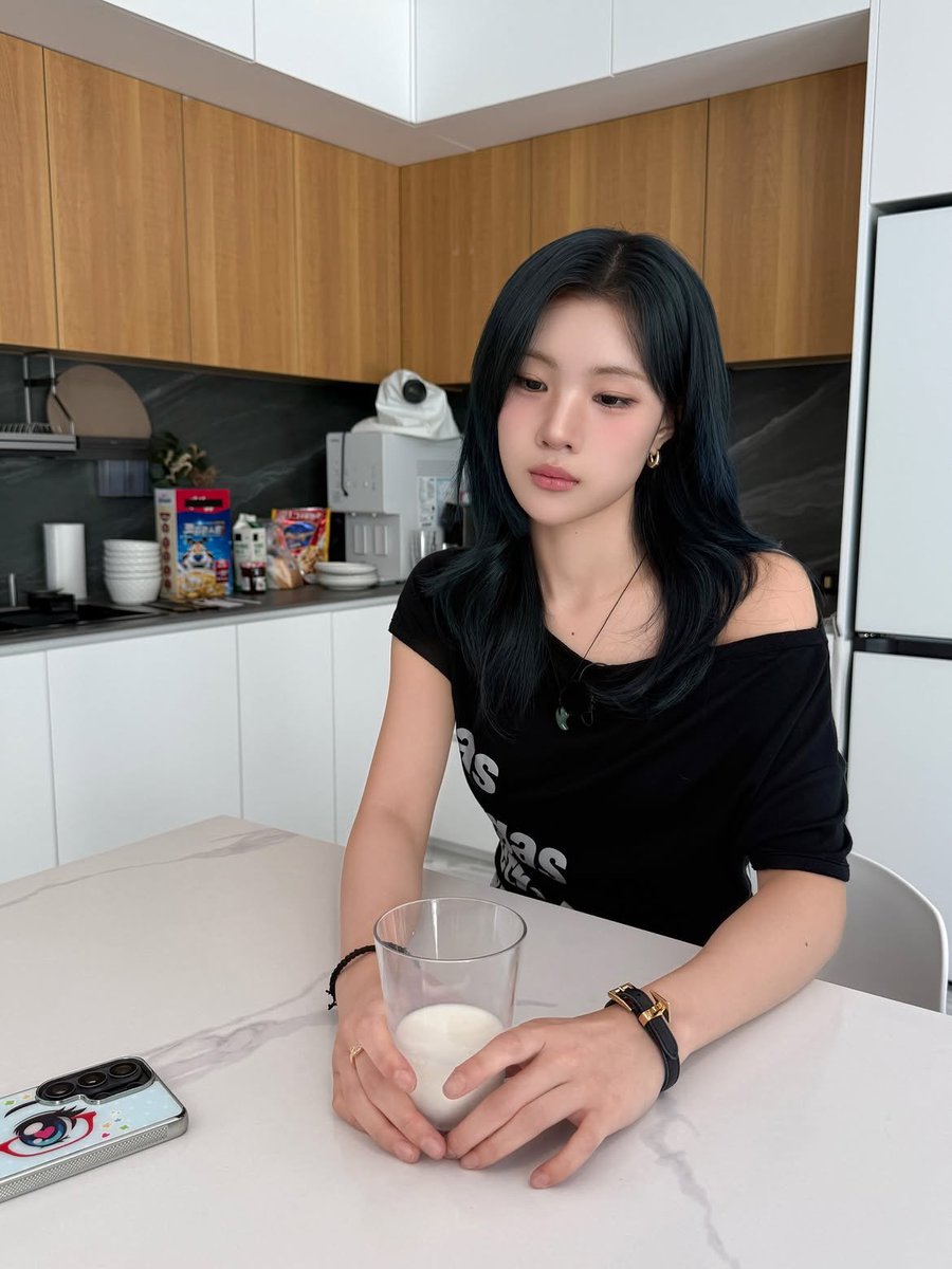 kimjurun's tweet photo. just a glass of sweet milk for breakfast to power up my day! romanticizing the small things makes mornings feel a thousand times cuter, hehe. please don't forget to eat your breakfast. sometimes, the best comfort comes in a glass. https://t.co/HlgKutd2Vu