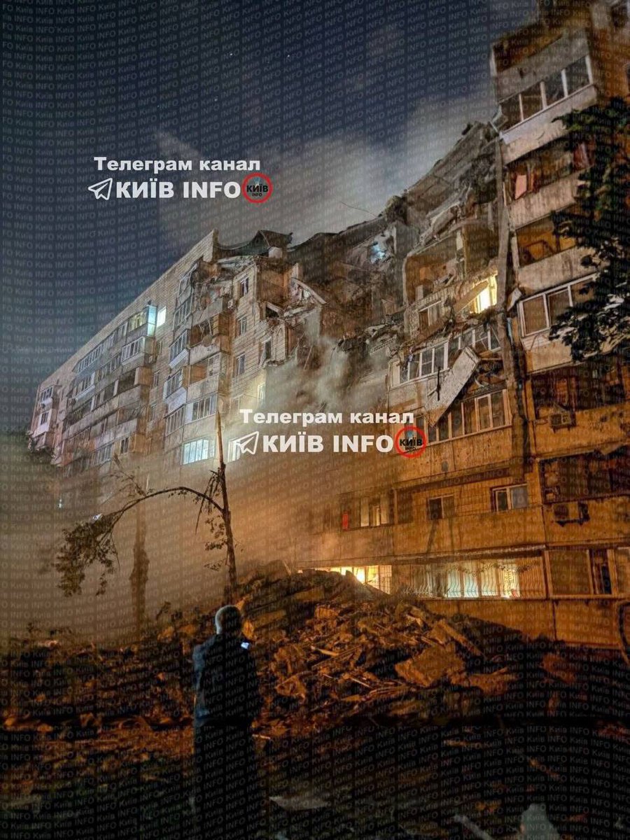 frontlinekit's tweet photo. ❗️There is a massive missile barrage currently underway against Kyiv.

In the Podilskyi district, a residential building has suffered partial destruction. People are trapped on the 7th to 9th floors. 🤬🤬🤬 https://t.co/xfi7uLPJrc