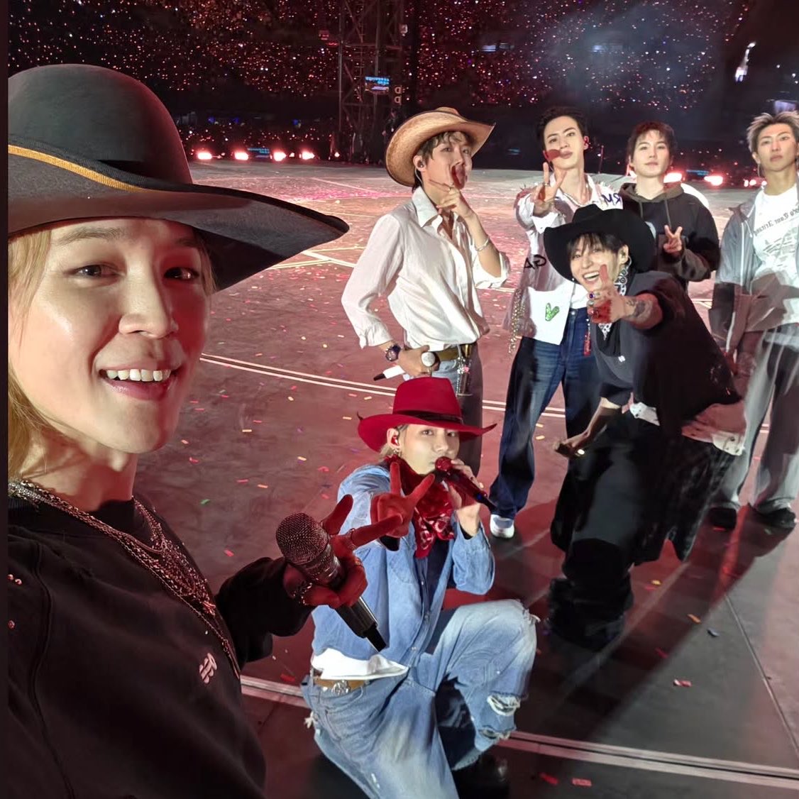 outrofuture's tweet photo. Este año tuvimos a BTS en México y ahora la selección nos ha dado muchos momentos especiales, definitivamente ha sido un gran año para ser mexicana  🇲🇽🥹🤍 https://t.co/0CAYHAa2SU