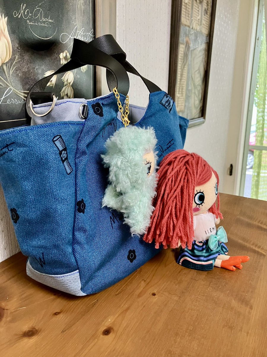 satotakerie's tweet photo. マリクワの生地であおりポケット付きトートバッグを作りました👜最近
『ILEMERのイーマリーちゃん』が気に入ってしまってサイケな柄でスカートも作ってみました🩵
ただ女子高生のようにこれをカバンにつけて歩く勇気がないので〜💦家に飾ってます😊🫶
#イーマリーちゃん #ILEMER #マリークワント生地 https://t.co/p5sgIO3EHY