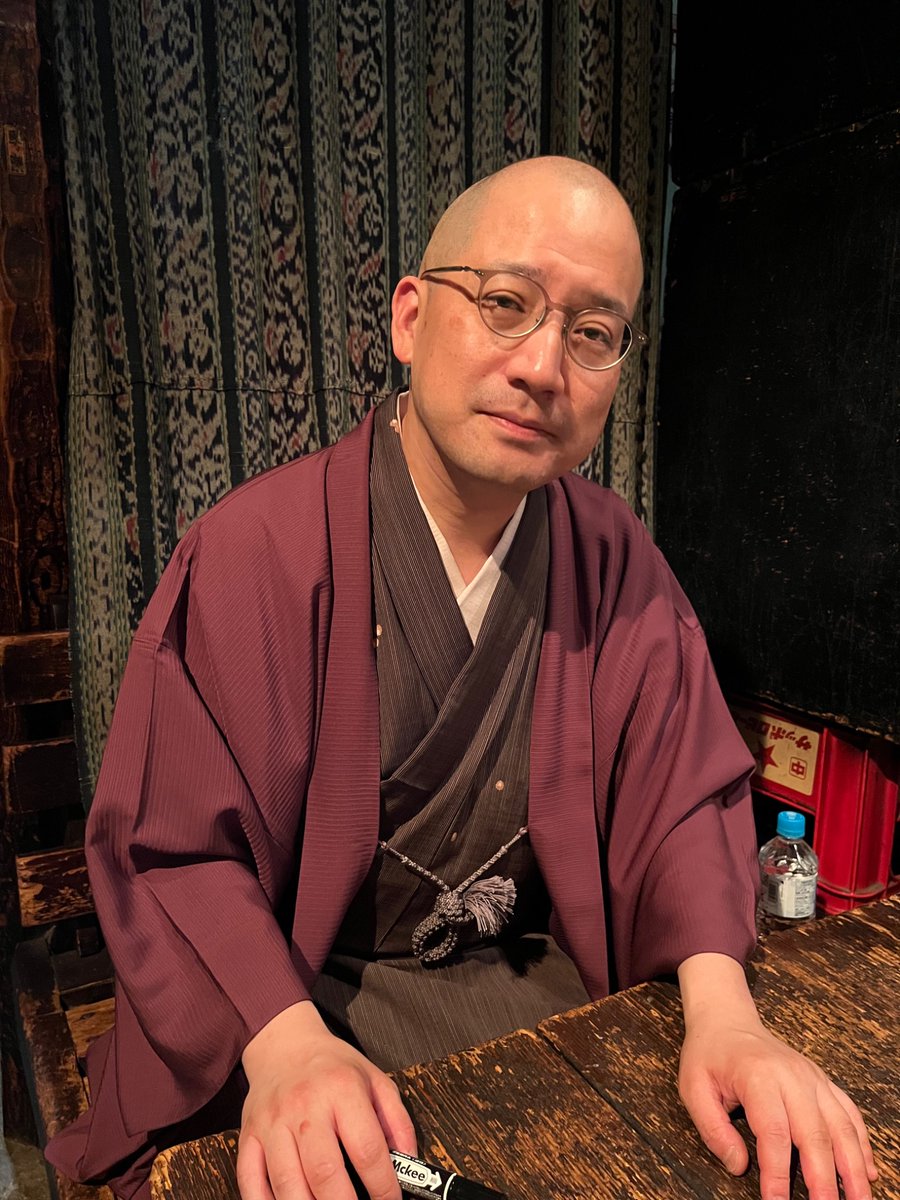 yonbaba's tweet photo. 贅沢な落語会でした。ころころ変わる表情も目の動きもしっかりと楽しめる席で「子ほめ」と「笠碁」を。子供さんらの楽しむ笑い声に一之輔さんもノリノリでした。キッチンミノルさんに杵島隆さんの写真集のお話も聞かせてもらえて嬉しかったです。
#春風亭一之輔
#キッチンミノル https://t.co/cvOlX08RVK