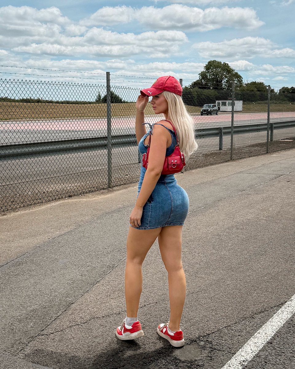 dannihemsley1's tweet photo. Im a die hard F1 girly 🏎️🏁 #britishsgp https://t.co/vXwz0uEZj5