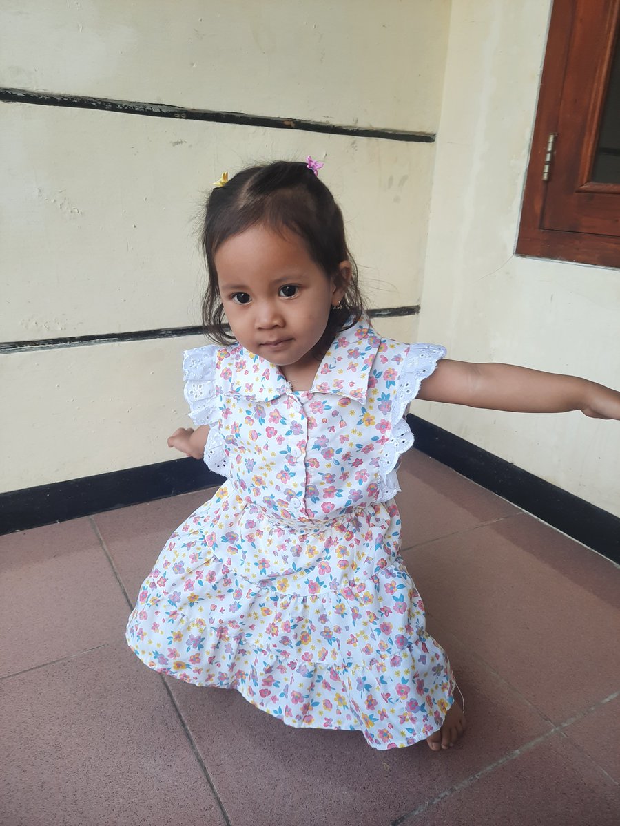 zulfiakh's tweet photo. Semalem anak kicil ini yang biasanya jam 8 udah harus bobo malah drama dulu sampe jam stengah 10, disuruh tidur malah nangis² mulu.
Ibuk yang udah capek dan emosi akhirnya ngebiarin dia nangis² sendiri sampe akhirnya dia bilang 'maaf, maaf buu maaf'😭😭😭 https://t.co/uh1LXy67r8
