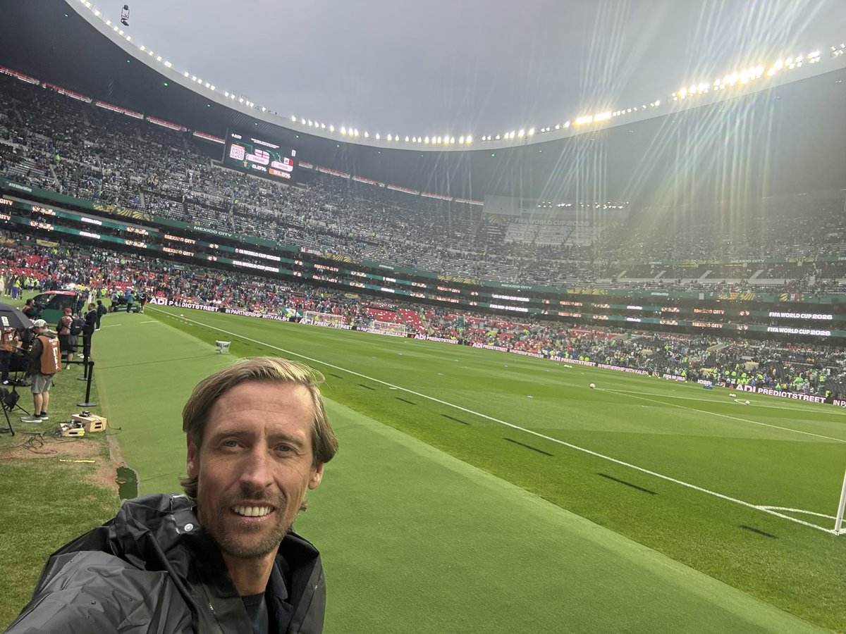 Footballtweet's tweet photo. 🌩️ Peter Crouch is at Estadio Azteca and he's just posted this: 

🗣️ "If anyone gets hit by lightning it’s me isn’t it!" https://t.co/TXYiUxXWIf