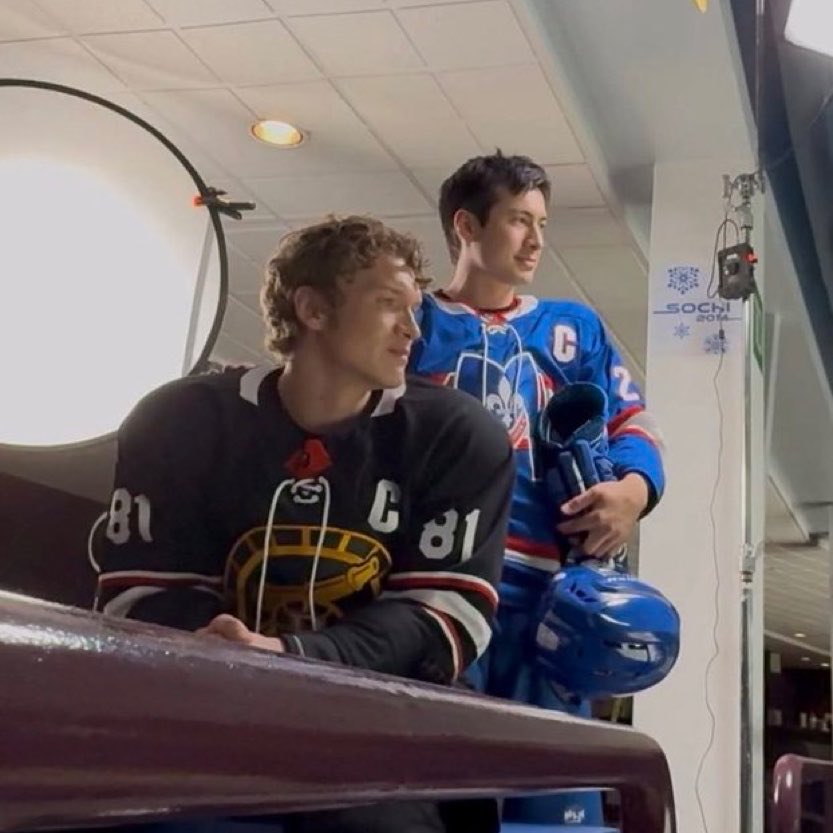 hudsstorrie's tweet photo. WAIT WHAT?? WHERE DID THIS PHOTO COME FROM?? THE HOCKEY HUSBANDS 😭 https://t.co/KF8hirXib7