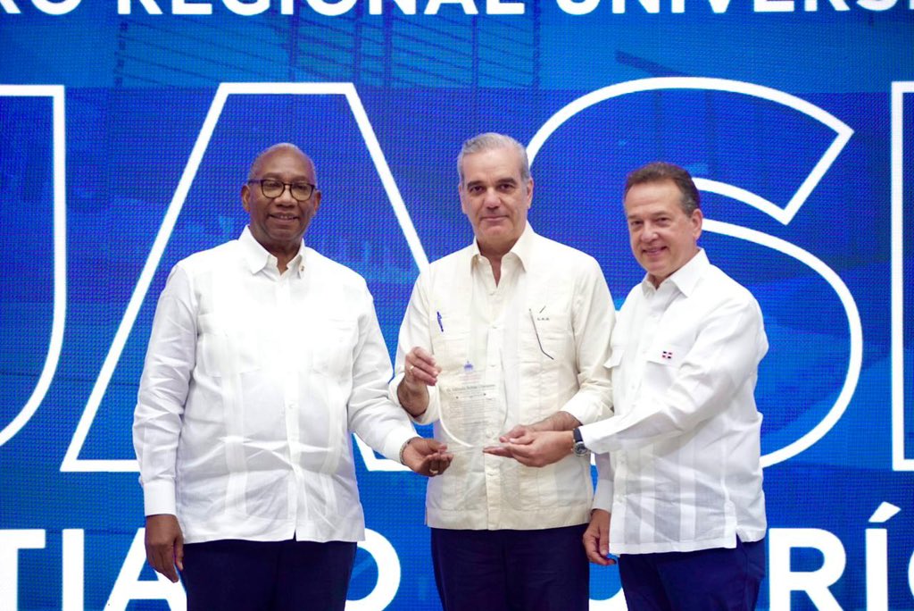 dpprdo's tweet photo. El presidente @LuisAbinader inauguró el nuevo Centro UASD Santiago Rodríguez, una moderna infraestructura que ampliará el acceso a la educación superior para miles de jóvenes de la Línea Noroeste. 

🔗 Amplía en https://t.co/dlx9bzMHyZ https://t.co/tXDa0vle7q