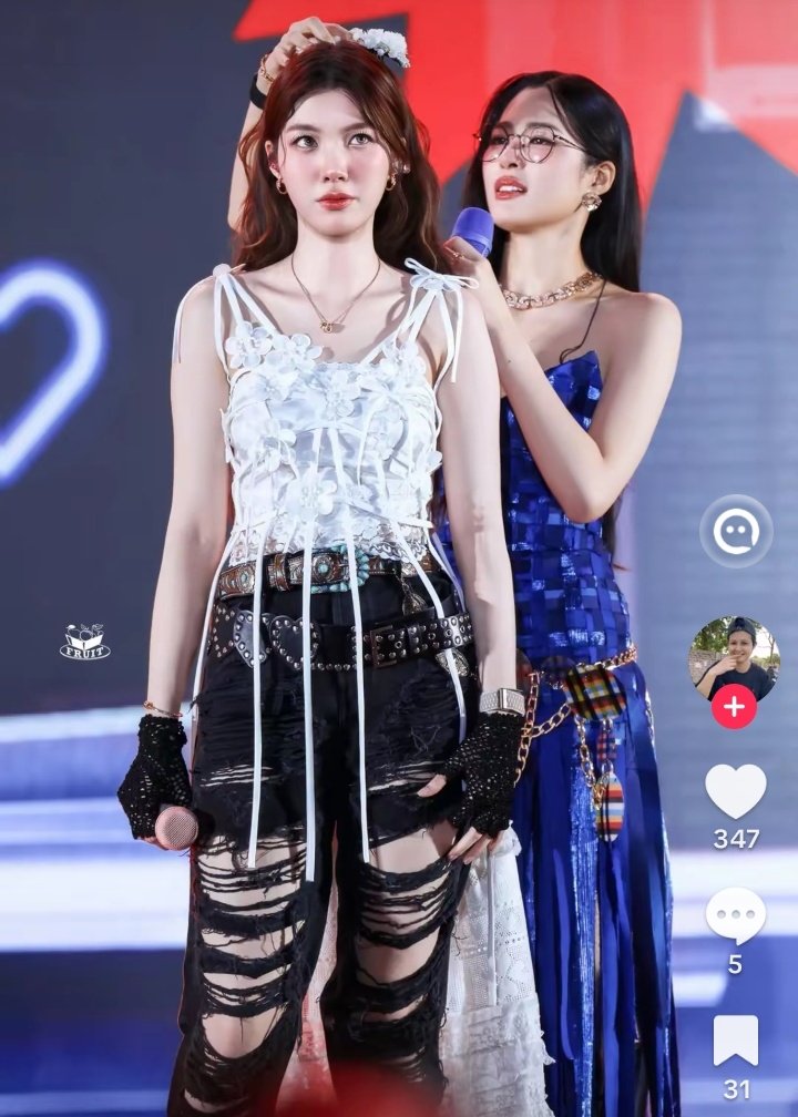 FogjAdri's tweet photo. While solo fans are attacking Lingling, something strange is going on. Why is Orm hiding her belly? Does it look bloated or what? She usually dresses almost naked, and these days she's covering herself up so much? Really? Again?
#Linglingkwong‌ 
#OrmKornnaphat‌ 
#LingOrm https://t.co/H9elJ2Fpd6