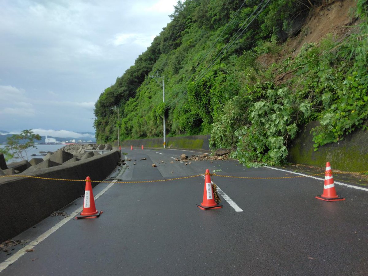 ohnyuisland's tweet photo. 崖崩れのため通行止め
県道692号大入島南循環線
旧大入島南小学校と大荒網代の間 https://t.co/hjIQcwMOUY