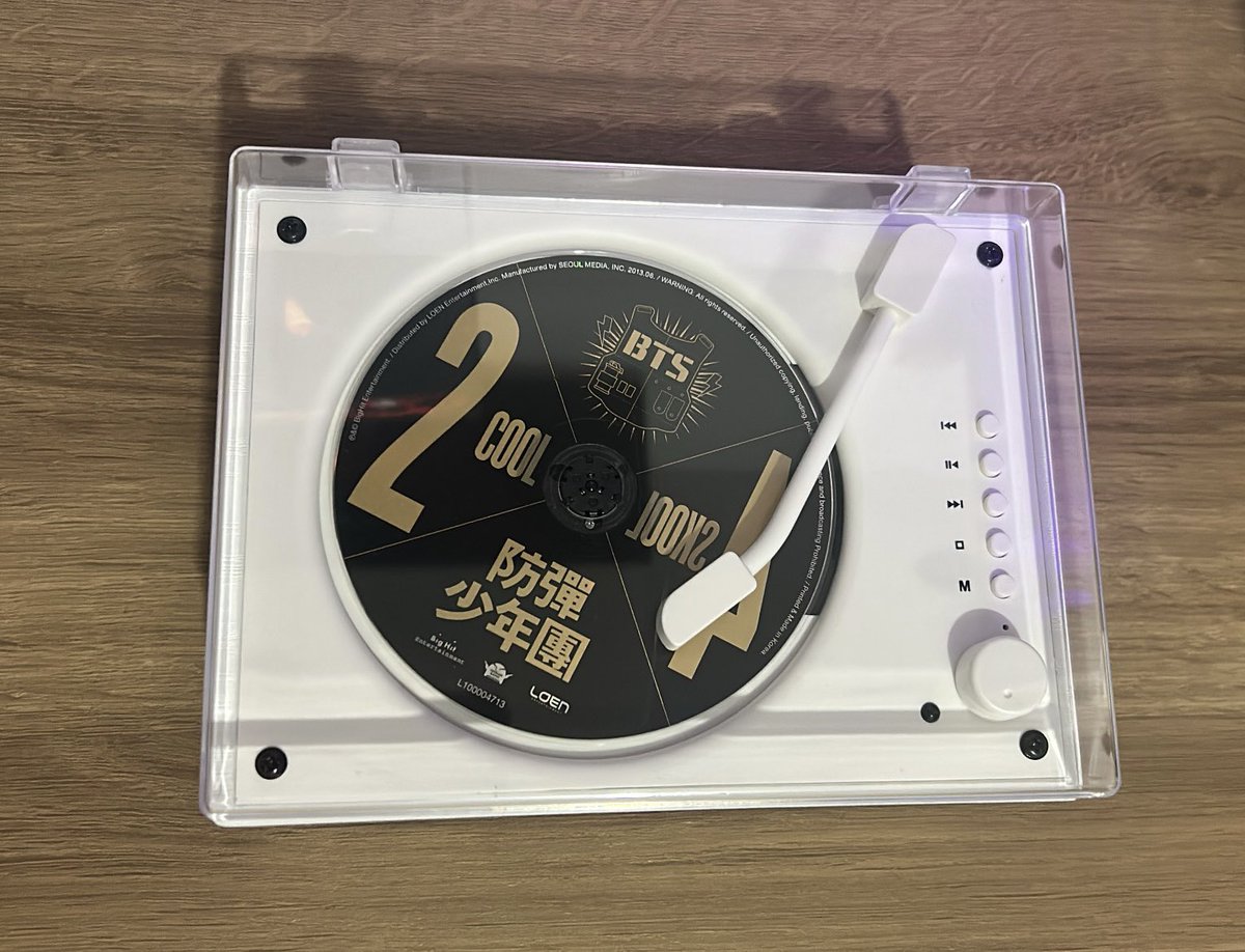 parkcrush's tweet photo. namorar com gente atenciosa é outra coisa, ganhei o arirang de presente e ele me perguntou se eu tinha onde escutar os cds que eu tenho, falei que não e hoje ele apareceu com isso…..

o amor presta muito https://t.co/JwVyz33rZ7