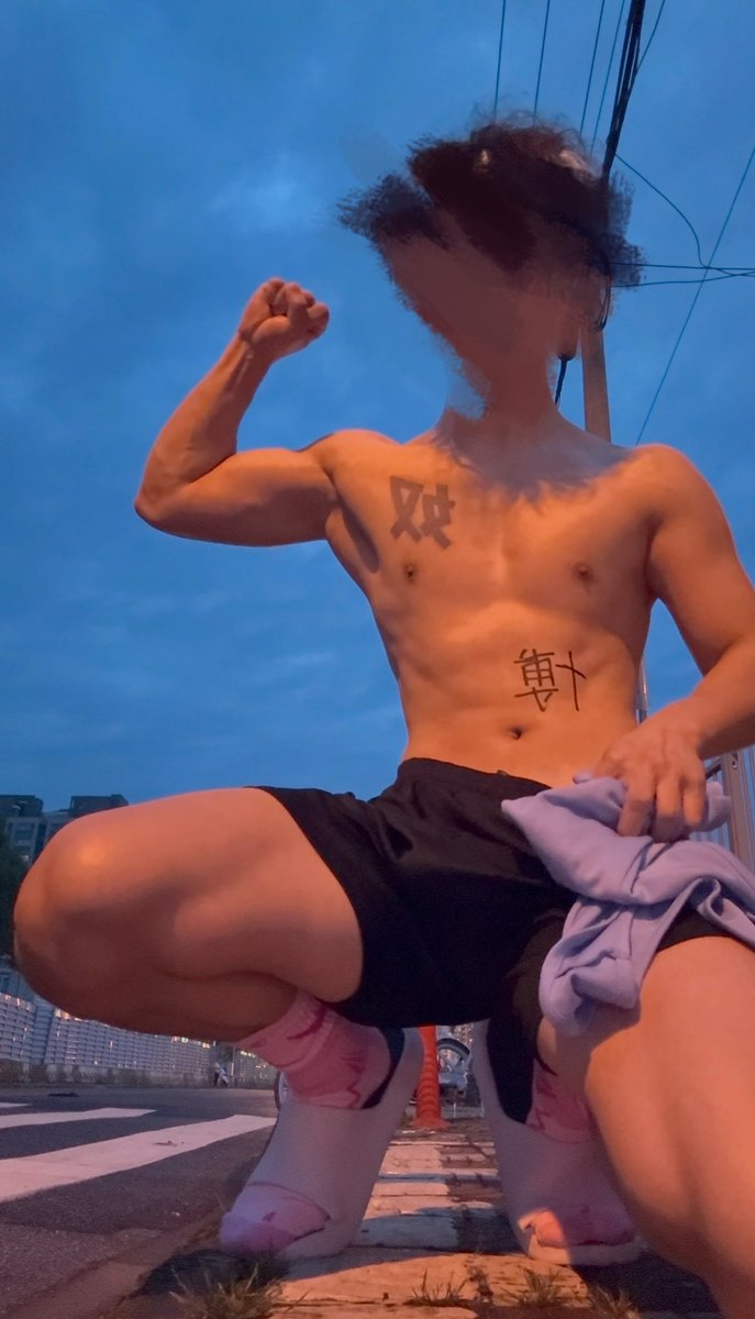 zncswhbh's tweet photo. 遇到个男的，看到我之后骑自行车过去了结果又折回来问我“你是不是喜欢这样玩、我可以帮你撸啊….”我被吓死了我说“不用了不用了，不好意思你当没看到”，然后他还追着我说“可以先加个微信啊”….然后我赶紧跑了。
我真的被吓死了，怎么天天遇到些奇葩男的.. #肌肉 #暴露 #野裸 #粗口 #反差 https://t.co/vbqsCG4jba