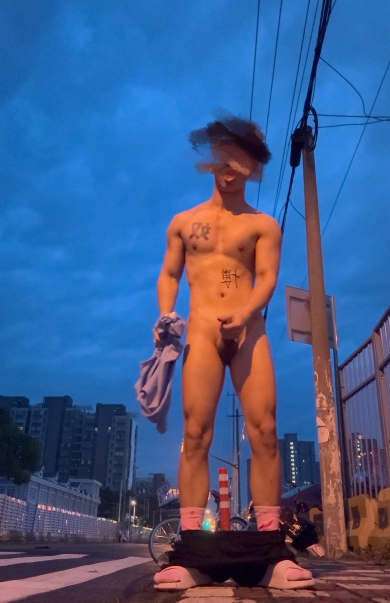 zncswhbh's tweet photo. 遇到个男的，看到我之后骑自行车过去了结果又折回来问我“你是不是喜欢这样玩、我可以帮你撸啊….”我被吓死了我说“不用了不用了，不好意思你当没看到”，然后他还追着我说“可以先加个微信啊”….然后我赶紧跑了。
我真的被吓死了，怎么天天遇到些奇葩男的.. #肌肉 #暴露 #野裸 #粗口 #反差 https://t.co/vbqsCG4jba