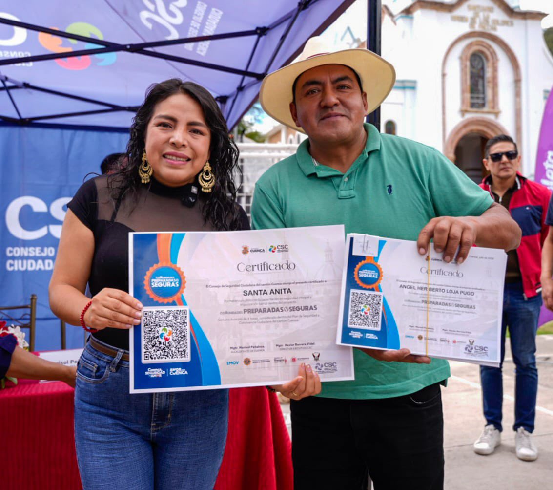 AlcaldiaCuenca1's tweet photo. 🫡¡La #seguridad se construye con organización y unión! 🎥
En #Paccha incorporamos 17 barrios al programa Comunidades Preparadas y Seguras, beneficiando a 1.076 vecinos con alarmas comunitarias que fortalecerán la respuesta ante emergencias.
#QueCuencaNosUna con trabajo entre la ciudadanía y las instituciones.❤️💛