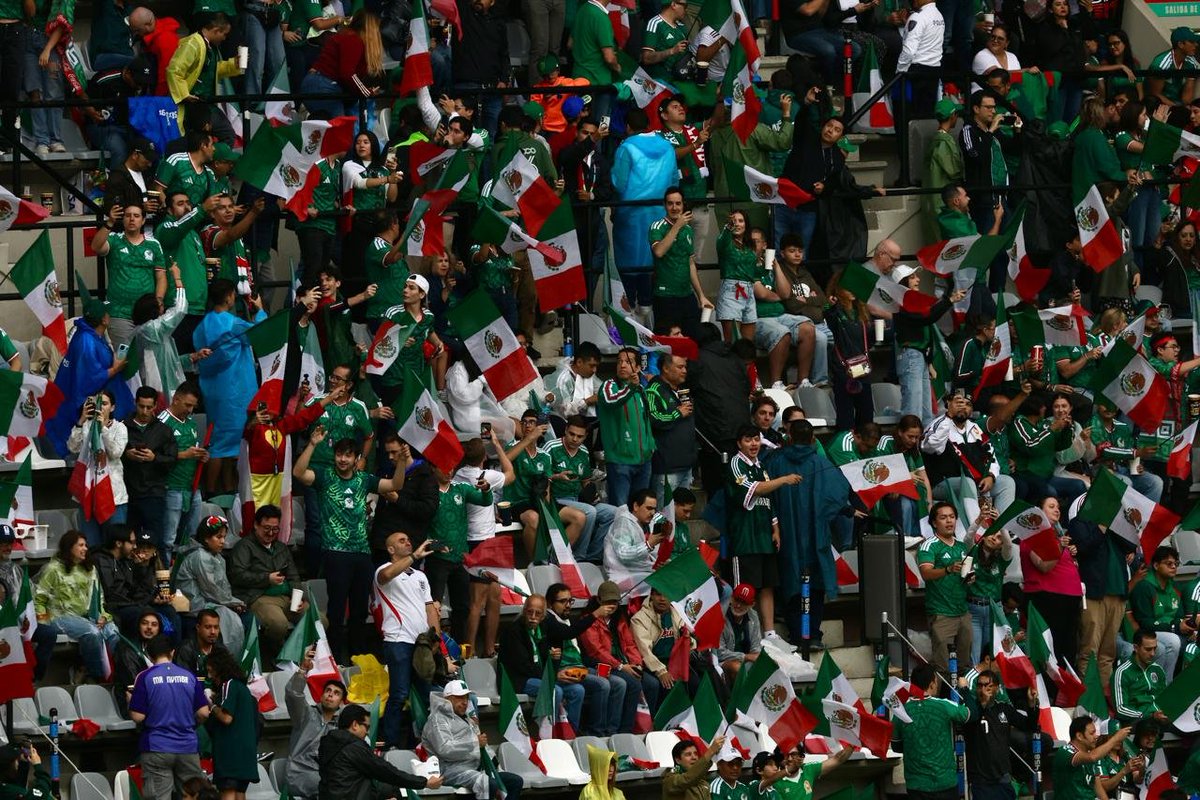 El_Universal_Mx's tweet photo. 🇲🇽 🆚 🏴󠁧󠁢󠁥󠁮󠁧󠁿 Las aficiones de ambos equipos ya se encuentran en el Estadio CDMX esperando el comienzo del partido entre México e Inglaterra.

#FOTOS: Valente Rosas | EL UNIVERSAL https://t.co/5wOqjU13zQ