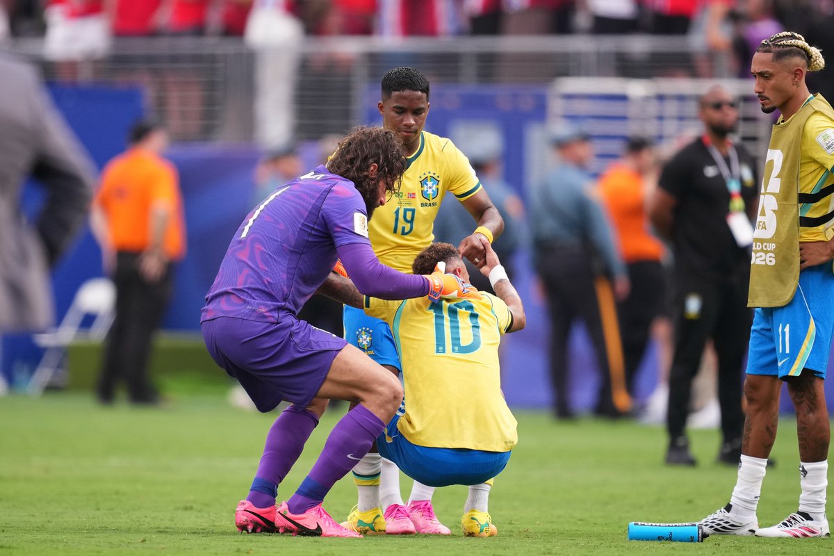 CGTNSportsScene's tweet photo. 💔#Brazil’s 2-1 loss to #Norway wrote a brutal line into #Neymar’s legacy...

📊He becomes the 2nd Brazilian to play in 4 #WorldCups (2014, 2018, 2022, 2026) and win none. The 1st was #ThiagoSilva.

💢Neymar &amp; #Pelé are also the ONLY Brazilians to score in 4 different World Cups. https://t.co/phJKF6MHKS