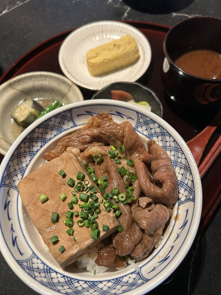 1102chichichi's tweet photo. あの! 高輪ゲートウェイ ミムレ 『牛丼㐂㐂屋』ｻﾝの牛丼 食べて来ちゃった🐂ｳｼｼ https://t.co/qJwtcYCElc
