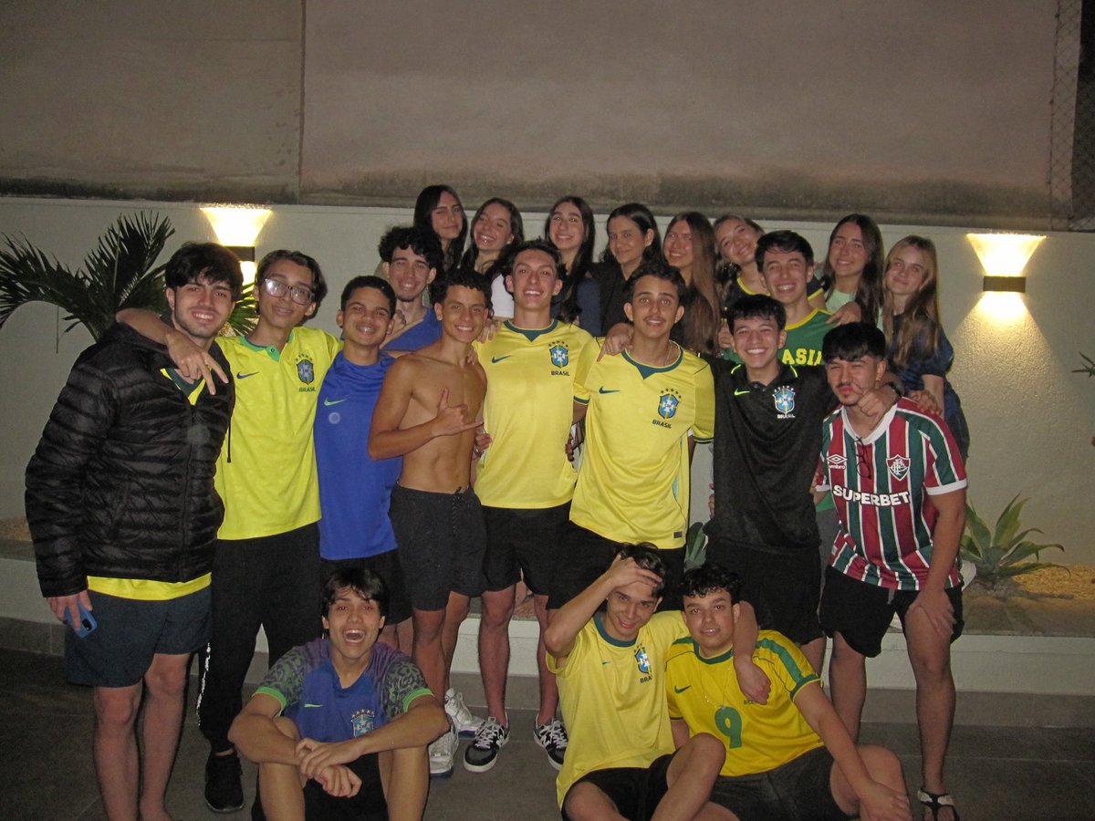 lehhmedeiross's tweet photo. gente a minha tristeza é mais pq acabaram as resenhas do q por causa da eliminação do brasil, sabe 😭 https://t.co/axf9F3KP49