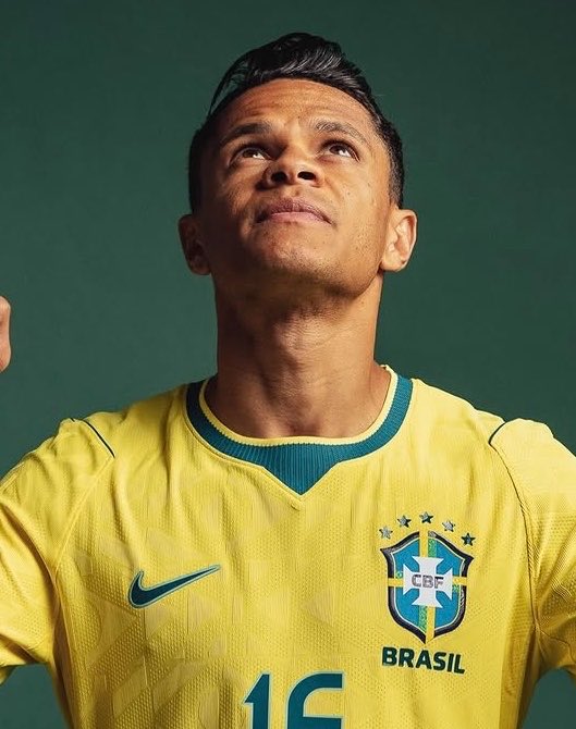 qxute's tweet photo. Se existe um jogador que sai GIGANTE dessa Copa do Mundo é Douglas Santos, não sentiu o peso da camisa e foi BEM todos os jogos. https://t.co/rgbqFGSYar
