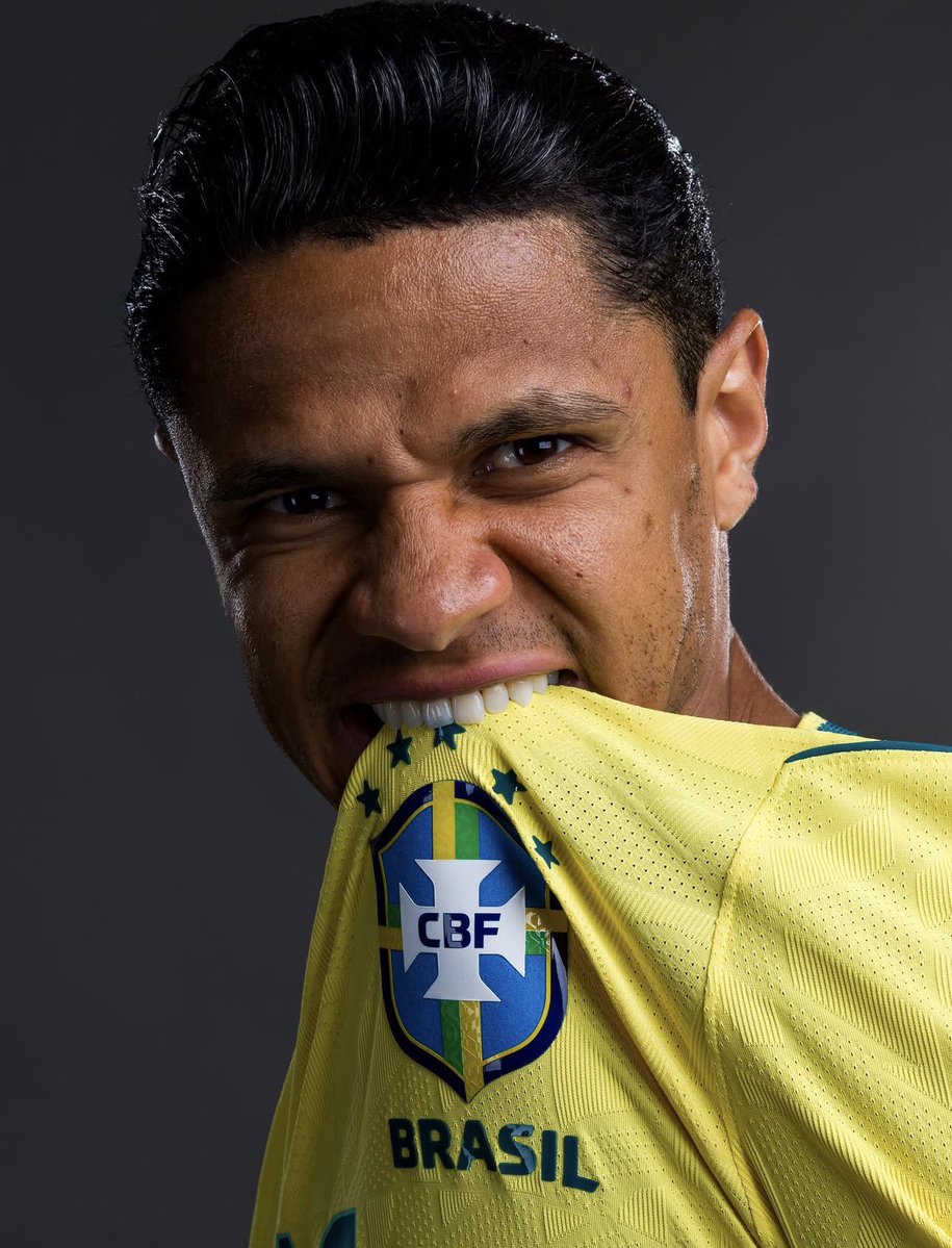 qxute's tweet photo. Se existe um jogador que sai GIGANTE dessa Copa do Mundo é Douglas Santos, não sentiu o peso da camisa e foi BEM todos os jogos. https://t.co/rgbqFGSYar