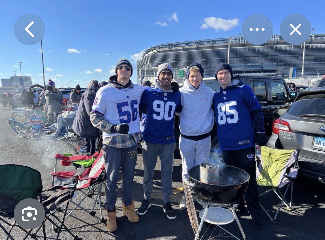 angeluchic's tweet photo. @FabrizioFauno Pero en el futbol americano no pueden tener pisos sino como este al aire libre porque si no no hacen el “Tailgate” que es instalarse en las afueras de los estadios para hacer BBQ, bailes y ambiente familiar. Los gringos piensa en todo https://t.co/sPxAifVFMg
