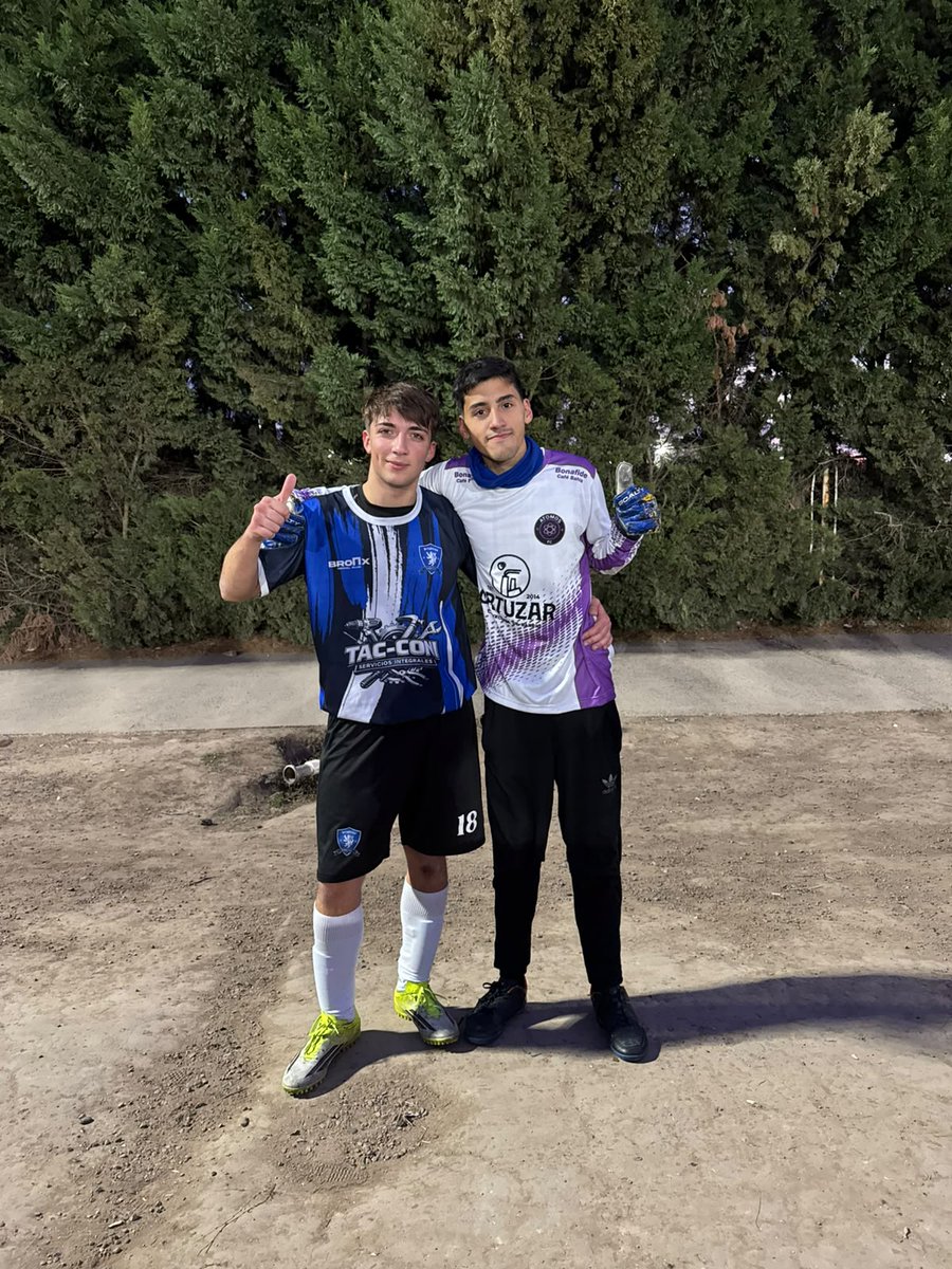 Mart_Fr12's tweet photo. Pero para, llego el dia de jugar en la liga universitaria(ya venia jugando) con una camiseta mia propia que quise y es una acaricia como futbolero. Lo mejor del dia fue compartir cancha, a pesar de que era rival, con un genio del futbol y crack y ha sido un gustazo🫡🫡🫡 https://t.co/8zJe7L860l