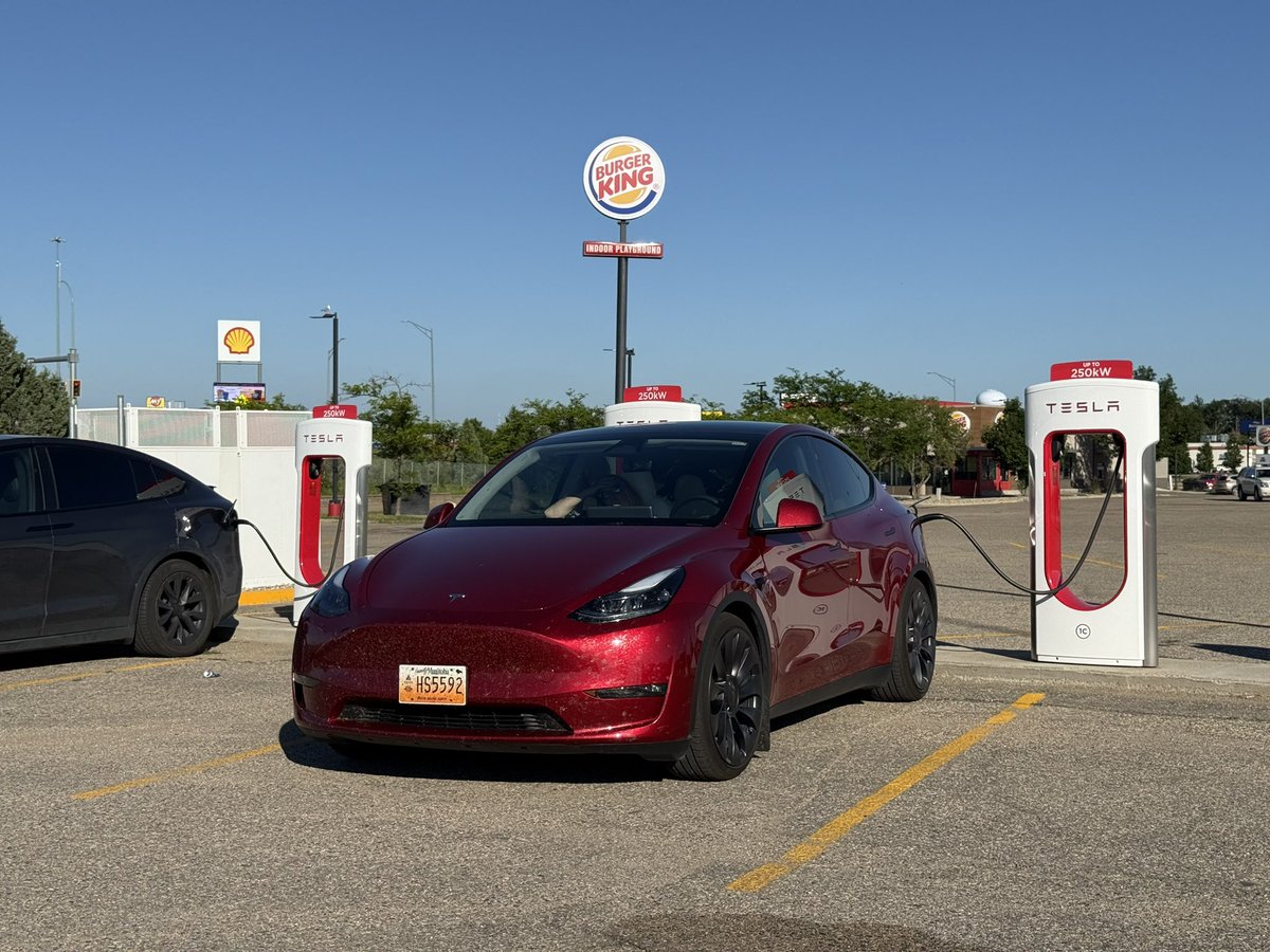 carterbiles's tweet photo. Charging stop #32
Jamestown, ND

3609 miles into the trip
333.4 Wh/mi average consumption 

Strong prairie winds are just killing the economy on these last few legs…

#fsdroadtrip https://t.co/AQZL1JTlpu