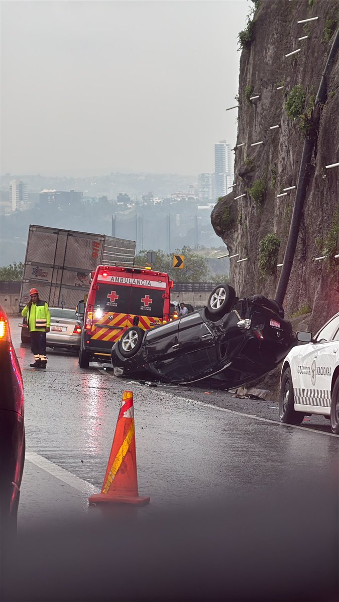 migueleon10's tweet photo. Accidente en #Chamapa #Lecheria dirección Izcalli, antes de llegar a bosque real https://t.co/PU1WYqWF2H