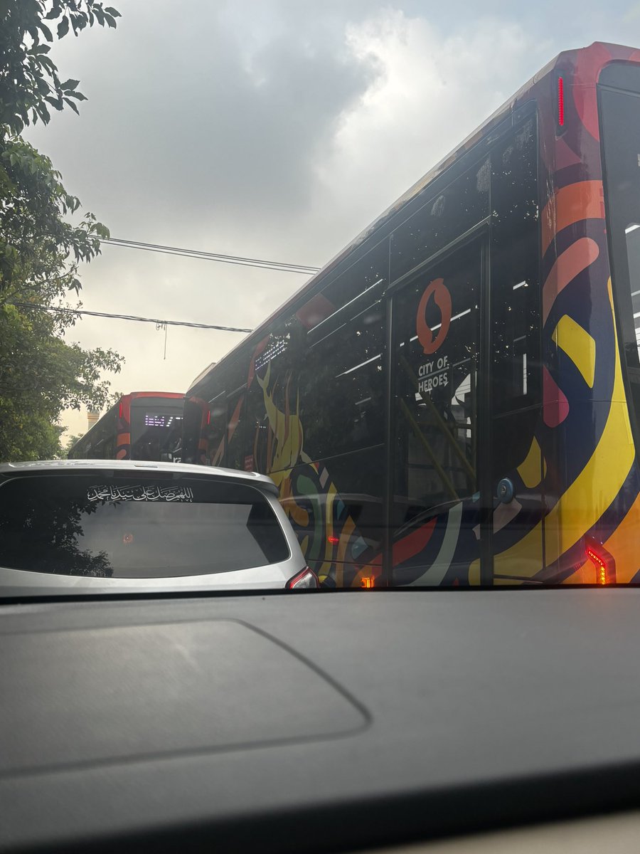 claurientz's tweet photo. bs"nya yaaa ada kemacetannnn malah kayak begini tingkahnyaa. 

lokasi banjar sugihan lg macet udh kena contraflow, pdhl jalanan 1 dibagi 2 loh. masih aja ga bener nyetirnya. dr jalur kanan minta ke jalur kiri maksa lagi kecepatan ga dikira" juga. tandain sb 51 sm sb 52. @e100ss https://t.co/PUEiYljUUV