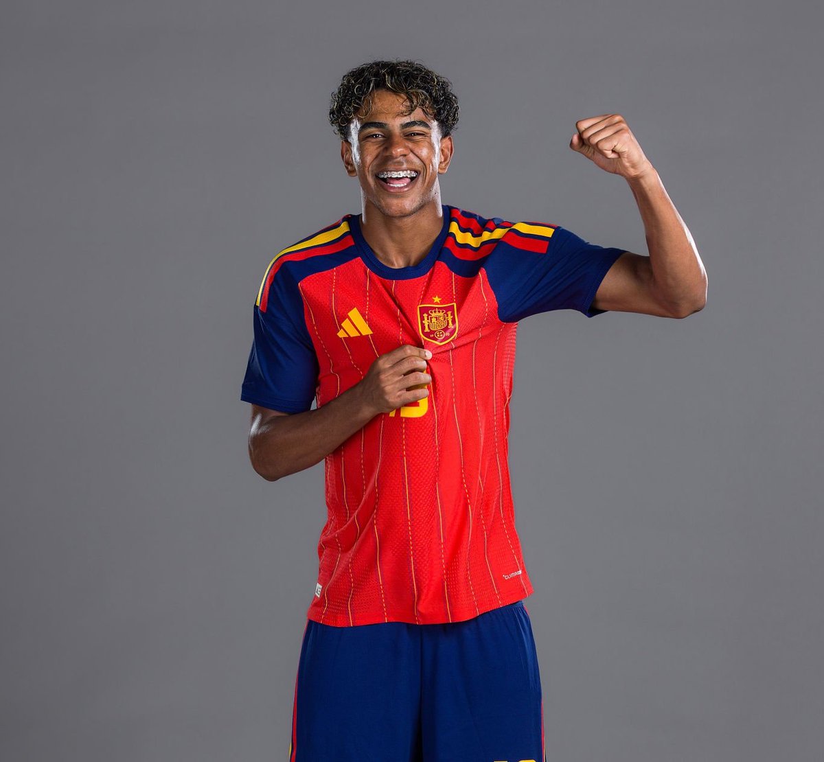 CentralDoYamal's tweet photo. Falo em nome de todos os brasileiros do mundo quando digo estamos 100% fechados com Lamine Yamal e a Espanha a partir de agora.

Depois da tragédia de hoje, é questão de honra ele levar essa taça para casa para amenizar a nossa dor. https://t.co/Qqniyad1FO