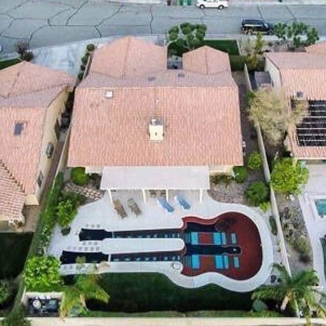 CFloydstock's tweet photo. A Música Em Todo Lugar...
Piscina em homenagem a Jimmy Page!
Porque música é assunto para a vida toda!
#ledzeppelin #jimmypage #arte #guitar #guitarra #doubleneck #doubleneckguitar #piscina #swimmingpool #bluesrock #rock #hardrock #music #rockandroll #classicrock #confrariafloydstock #musica #heavymetal