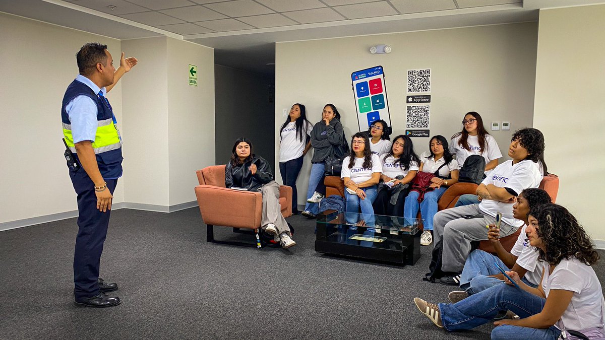 munisurco1's tweet photo. ¡Una visita con mirada profesional! 👩‍🎓👨‍🎓

Estudiantes de la Universidad Científica del Sur recorrieron el Palacio Municipal y la nueva Central de Monitoreo, donde conocieron la historia de Santiago de Surco y las acciones que contribuyen a fortalecer la seguridad ciudadana. https://t.co/oqssMzGmDT