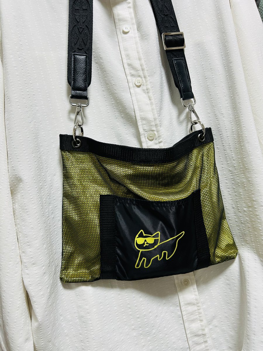InDiGoChiLD_s's tweet photo. NYTVのメッシュトートをサコッシュに作り変えた

やっぱりショルダーバッグが使い勝手良いよねぇ

背面のファスナーをゴールドにしてしまったところだけ納得いってない_:(´ཀ`」 ∠):
手縫いでならシルバーに差し替えれるけど面倒くさいなぁ… https://t.co/QhwB0DnWbD