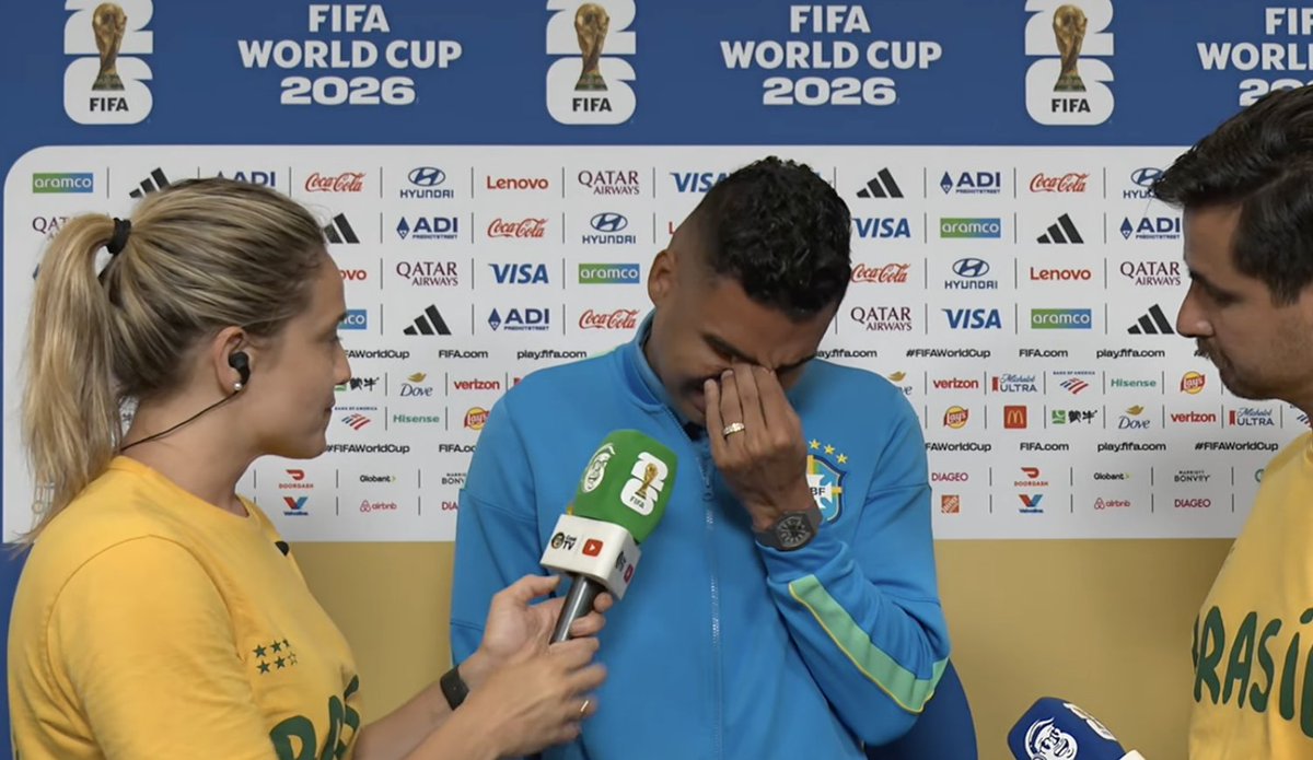 fla_infos's tweet photo. "É difícil achar palavras nesse momento, porque é um sonho, quando voce começa a jogar, qualquer brasileiro tem o sonho de ganhar a Copa do Mundo [...] A gente sabe que acaba desapontando milhões, nesse momento eu só queria estar com a minha família, meus filhos... "

Casemiro muito triste falando em entrevista a Cazé TV pós jogo.