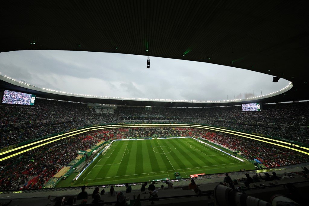 ItsRokaniDavid's tweet photo. Due to adverse weather conditions in Mexico City, including risk caused by lightning in the vicinity of the stadium, the kick-off of the FIFA World Cup 2026 Round of 16 match between Mexico and England has been delayed via @fifamedia https://t.co/T2j4zICWt6