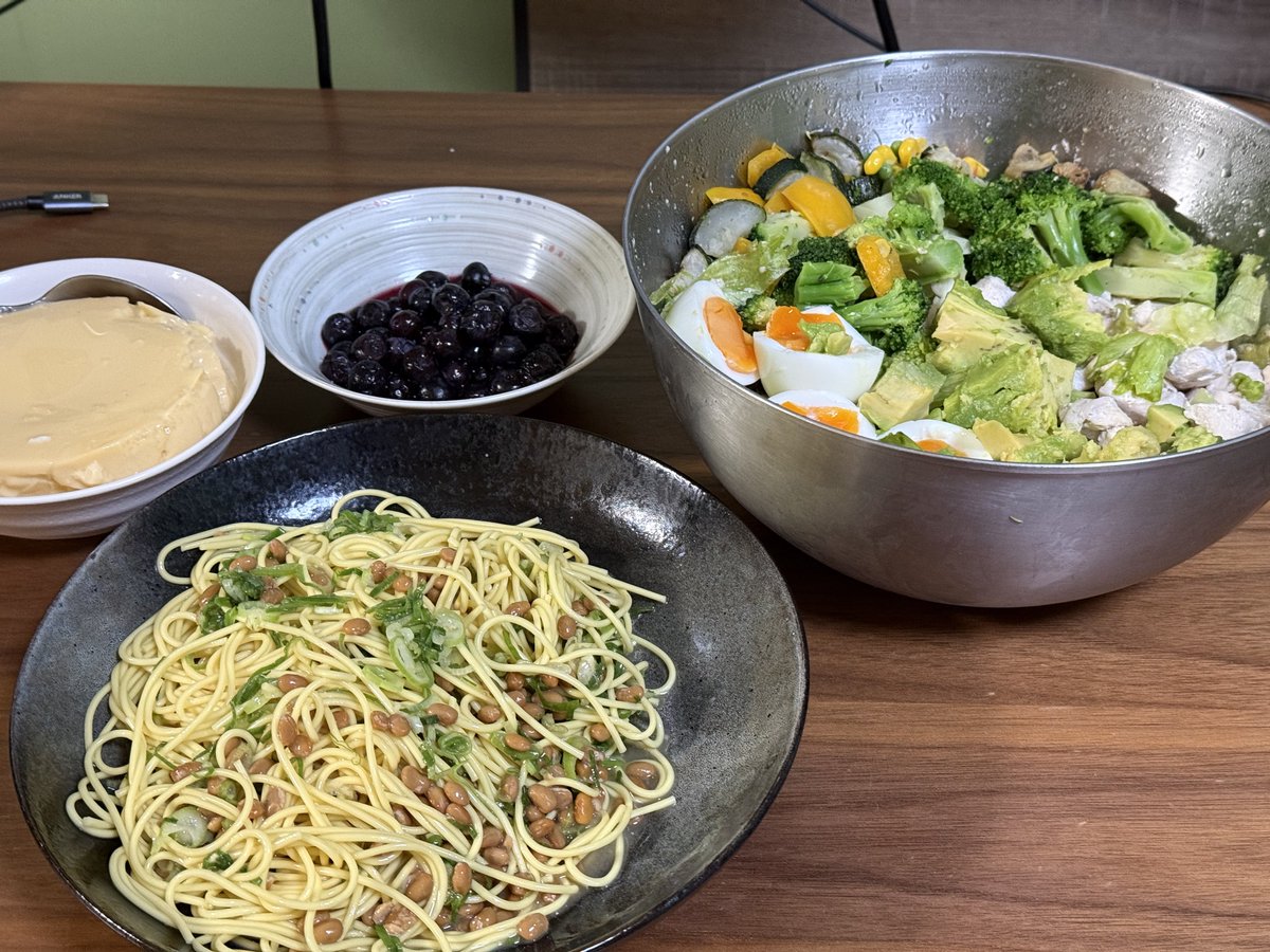 bozzbear's tweet photo. 納豆パスタ、豆乳プリン、ブルーベリー、サラダの豆腐和え
＃料理記録 https://t.co/SIk77gGJpF