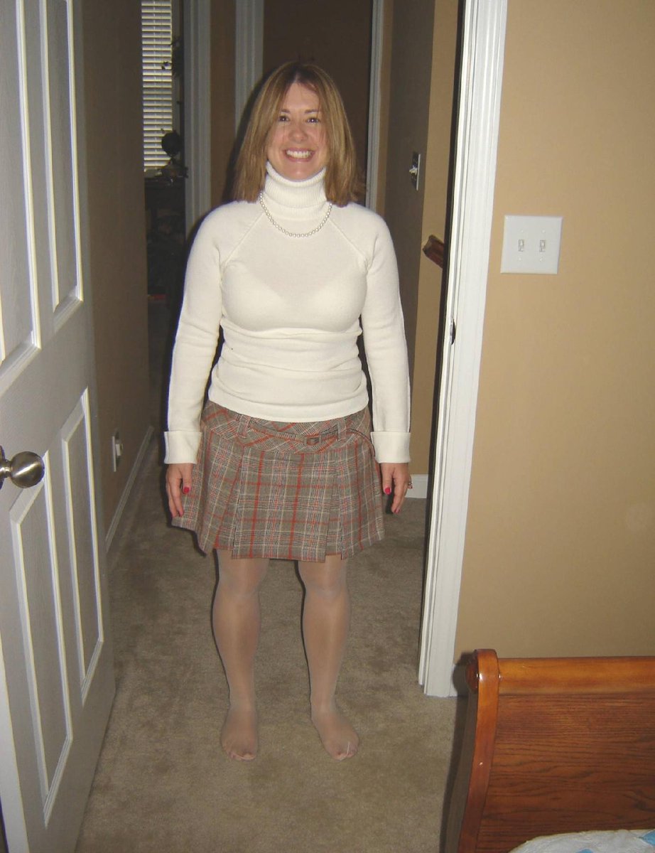 AmateursInHose's tweet photo. Plaid skirt with lovely legs and feet in sheer beige #pantyhose.

For sexy #camgirls in pantyhose, be sure to visit https://t.co/I4uHYnyYlT https://t.co/wVGozMFEND
