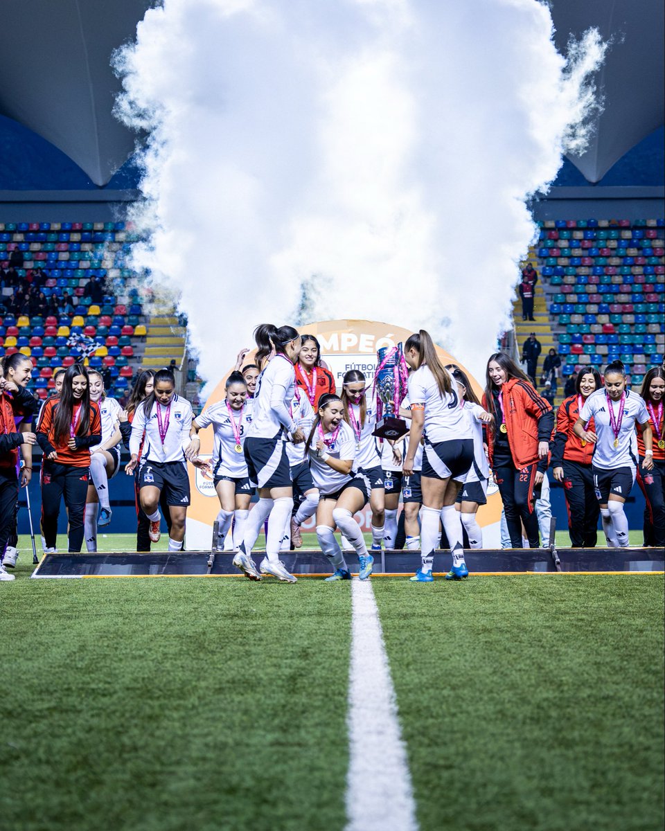 ColoColoFem's tweet photo. 𝐒𝐮𝐛 𝟏𝟗 | 𝐎𝐭𝐫𝐚 🏆 𝐦𝐚́𝐬 🤟

El momento más esperado, nuestras campeonas junto al trofeo 🤍🖤

Créditos 📸 Sebastián Ramírez 

#VamosLasAlbas
#VamosPorTodo https://t.co/0IrUuIaYyx