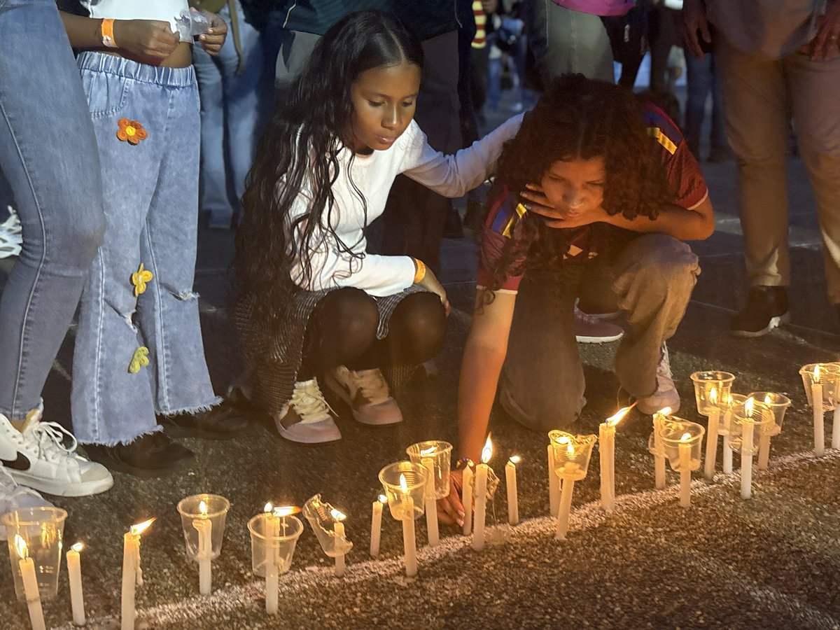 Cat_lucy1's tweet photo. What a beautiful and moving vigil in Caracas for earthquake victims and recognising volunteers 💔 https://t.co/7uu5L1cxAy