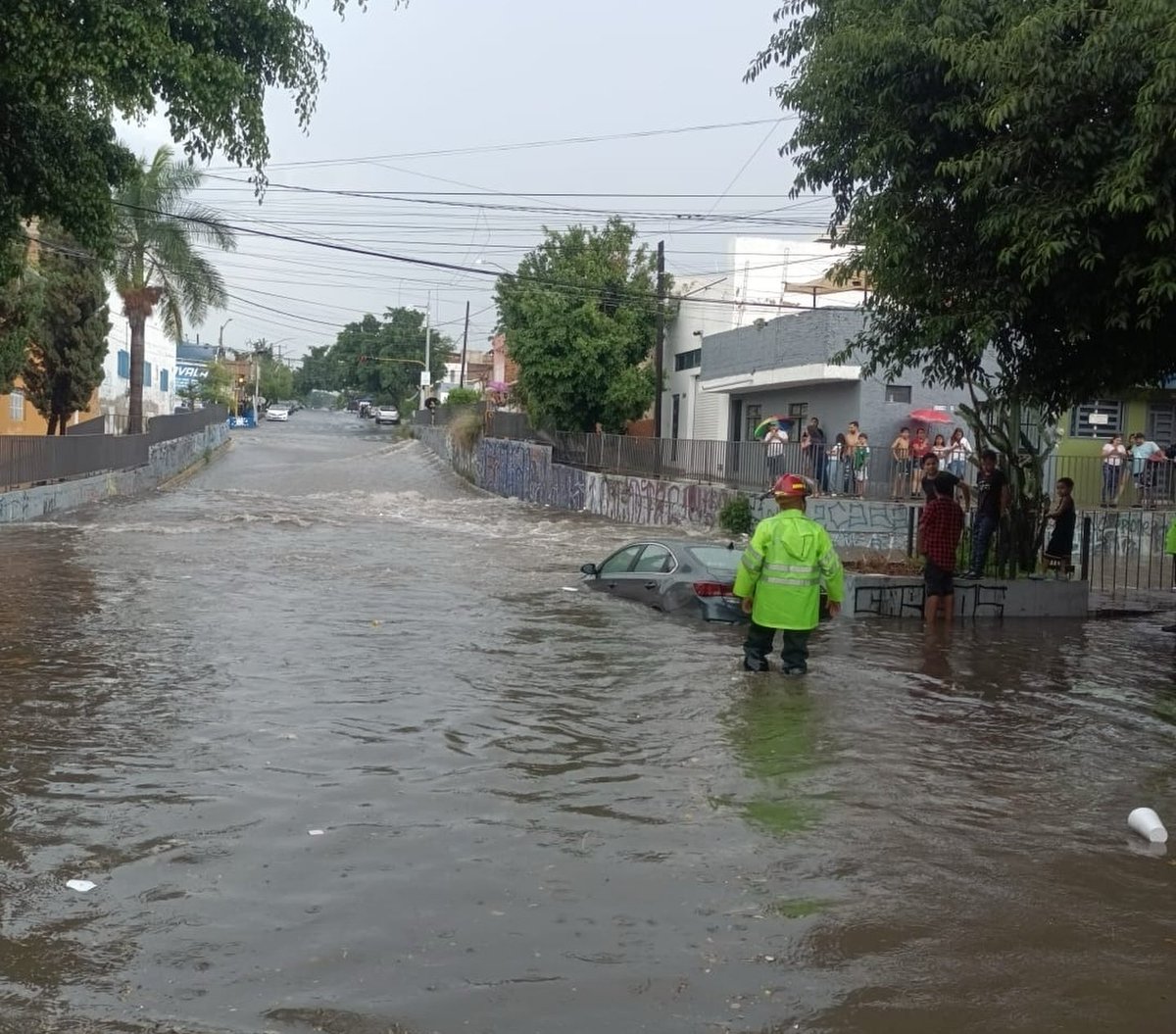 JaliscoRojo_'s tweet photo. En el cruce de la calle Justicia y Av. De la Cruz en la colonia La Esperanza, un auto quedó varado en una inundación.

Cuando Protección Civil del municipio llegó, el vehículo se encontraba vacío. https://t.co/ZGciHAjYJ7