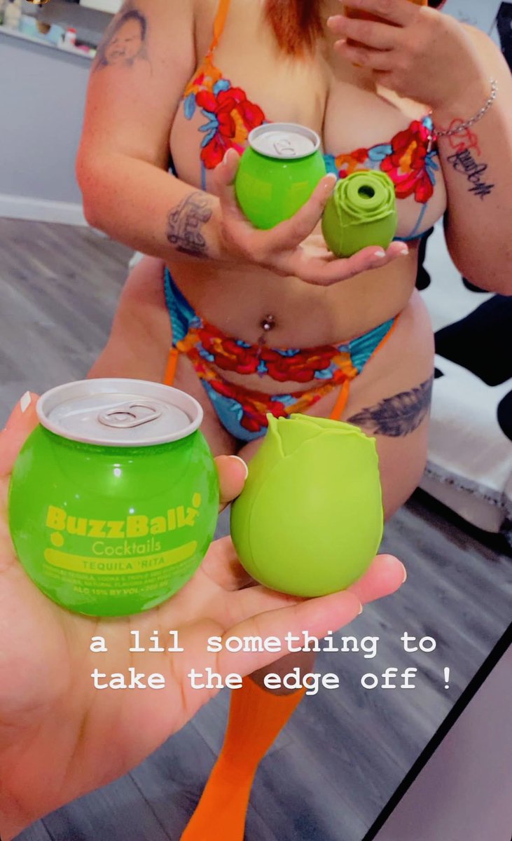 chellysplayroom's tweet photo. Does she send you photos like these? 🥰🥰 https://t.co/ISCzaTyql4