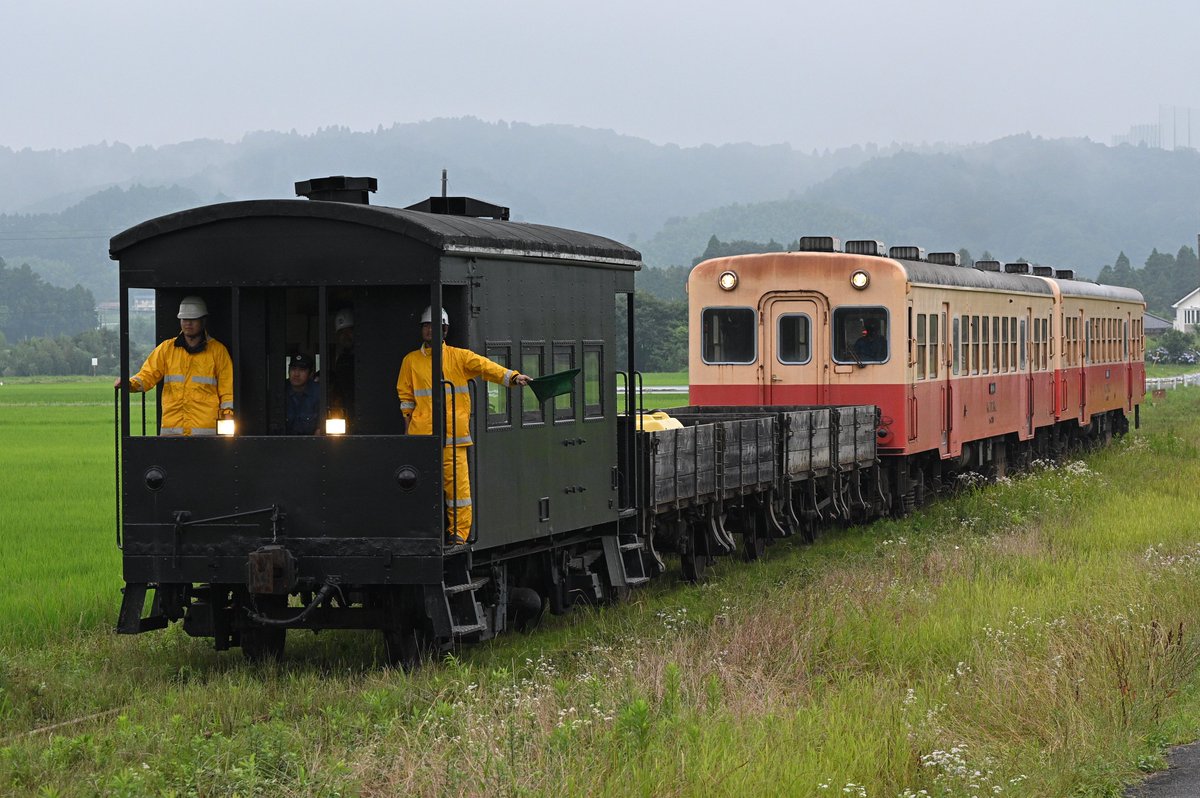 Ne_R3506's tweet photo. 先日撮影した小湊鉄道の確認列車
ヨ14121+トム11+トム10+キハ210+キハ213
かつての小湊工臨ではトムをキハが牽引/推進していたのは知っていたが、まさか2026年になっても同じ組み合わせ(+ヨ5000)を撮影できるとは！
推進運転では貨車と後ろのキハで両方とも前部標識灯を点灯するのも面白いポイント。 https://t.co/dYWkWiOkMr
